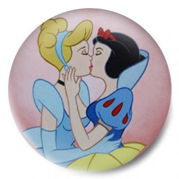 Princesas de cuento besándose